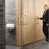 Kép 4/4 - Tork 558040 OptiServe® belsőmag nélküli 2 tekercses toalettpapír adagoló Fehér