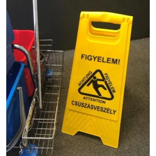 Csúszásveszély tábla, magyar nyelvű